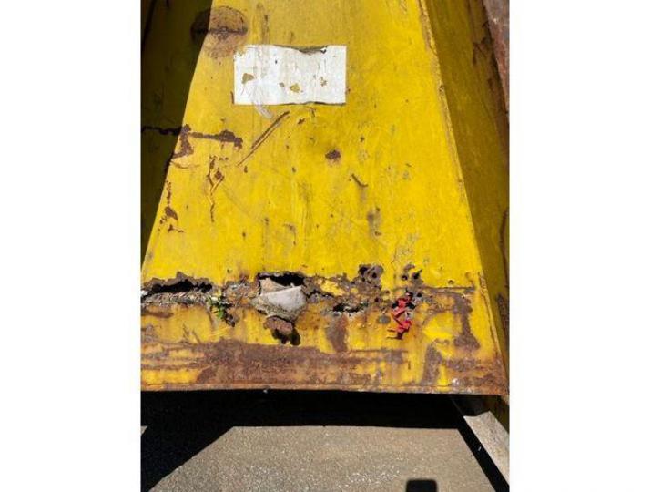 Zijwand doorgeroest van een open container Zijwand doorgeroest van een open container